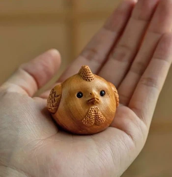 Thuja Wood Zodiac Rooster Handheld Piece, Solid Wood Rooster and Hen Wood Carving, Portable Play Animal Small Ornament, Collectible Play Item