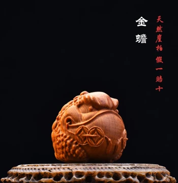 Natural Thuja Solid Wood Carved Three-Legged Money Toad, Creative Wenwan Handheld Ornament, Auspicious Toad Tea Pet and Desktop Figurine