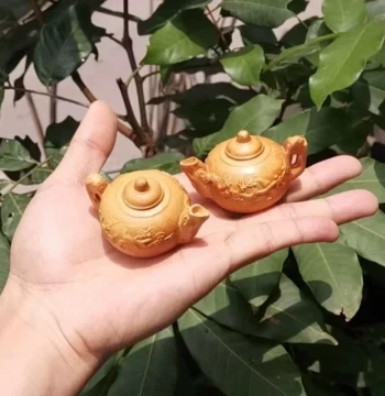 Taihang Thuja Wood Carved Handheld Ornament – Teapot Pendant with 'Joy on Eyebrows' Motif, Solid Wood Collectible Tea Pet Craft Gift