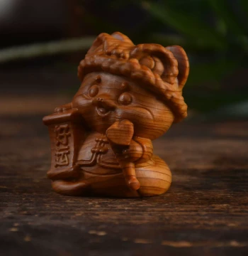 Source Thuja Sculpture Ornament Lucky Awakening Lion Hand Piece Aged High-Oil Tea Worm Home Men's Portable Wenwan Wholesale