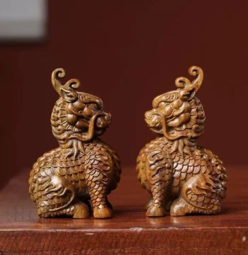 Creative Green Sandalwood Carved Qilin Small Ornament for Home and Office Desktop Craft Lucky Auspicious Beast Collectible