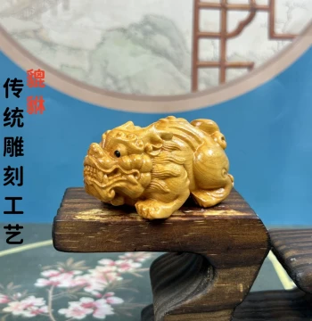 Thuja Wood Carved Wealth-Attracting Pixiu Palm Play Piece, Men's Portable Collectible for Home and Car Display