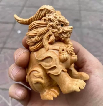 Thuja Wood Carved Auspicious Beast Three-Eyed Qilin Ornament, Hand-Held Piece, Wenwan Play Item, Living Room Home Decor