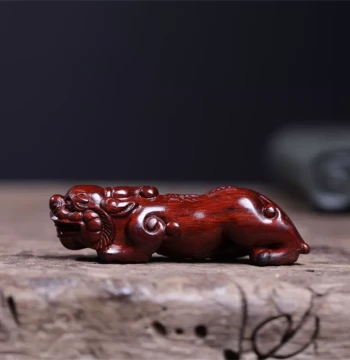Small-Leaf Red Sandalwood Hand-Carved Pixiu, Solid Wood Manual Carving Wenwan Pendant, Play Piece, Wealth-Attracting Auspicious Beast Ornament
