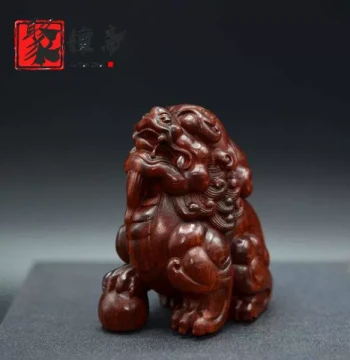 Small-Leaf Red Sandalwood Wangtianhou Auspicious Beast Hand Piece 'Waiting for Your Return' Wood Carving Wenwan Plaything Wooden Car Ornament Pendant
