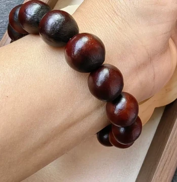 Dark Red with Red Streaks Sapindus Bracelet, Natural Buddhist Bodhi Seeds, Unisex Gift, Random Selection Bonus Style