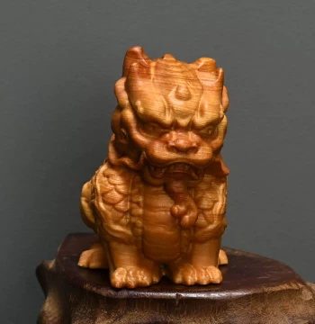 Thuja Wood Aged Material Backing Qilin High Oil Auspicious Beast Wenwan Handheld Piece Height 6.3cm Creative Home Tea Pet Ornament