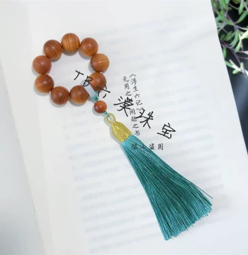 Natural Thuja Hand-Rolled Tassel Piece for Stress Relief, Unisex Sandalwood Buddhist Bead Toy for Students and Wenwan Enthusiasts
