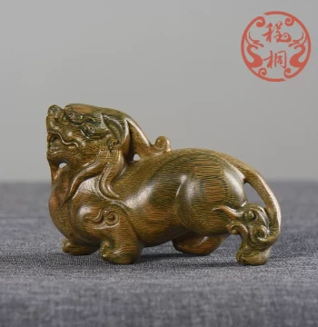 Natural Green Sandalwood Carved Han-Style Pixiu Handheld Ornament, Solid Wood Wealth-Attracting Auspicious Beast, Desktop Decorative Craft Collectible