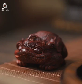 Indian Small-Leaf Rosewood Carved Di Ting (Mythical Beast) Hand-Held Ornament, Chinese-Style Wealth-Attracting Auspicious Creature, High-End Collectible Desktop Decor