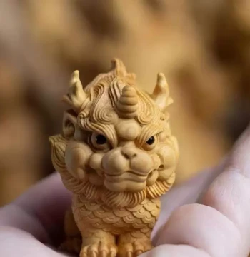 Thuja Wood Carved Wenwan Portable Hand Piece: Qilin Ornament for Car, Office Desk, Decorative Craft, Gift, or Pendant