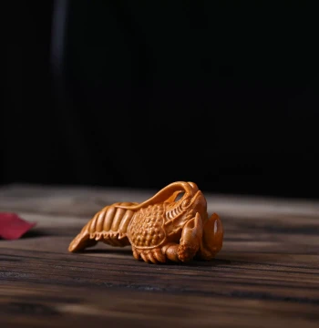 Cliff Cypress Wood Carved Crayfish Collectible Stress-Relief Wealth-Attracting Hand Piece, Portable Playable Pendant, Creative Home Craft Ornament