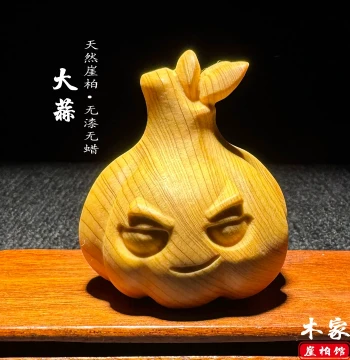 Natural Cliff Cypress Wood Carved Garlic Handheld Piece, Wenwan 'Victory in Hand' Ornament, Cute Home/Car Decorative Craft