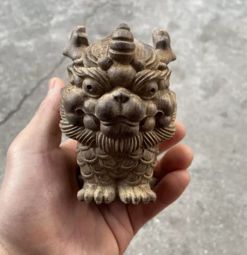 White Qinan Agarwood Solid Wood Carved Large-Head Qilin and Pixiu Auspicious Beasts, Solid Wood Hand Piece for Wenwan Play and Home Display