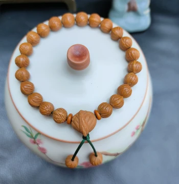 Qinling Dragon Pattern Peach Pit Couple's Mini Crystal Skin Small Bun Cultural Play Bracelet, Creative Accessory for Men and Women