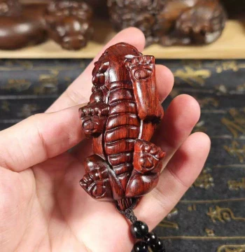 8cm Small-Leaf Red Sandalwood Exquisitely Carved Pixiu Handheld Piece, Wenwan Wood Carving Ornament, Solid Carved Auspicious Beast Pixiu