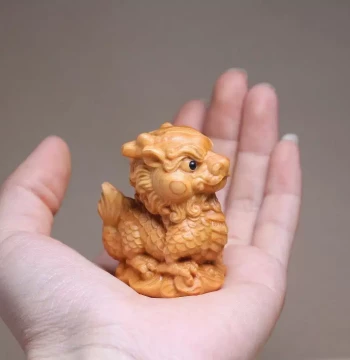 Thuja Wood Carved Handheld Auspicious Beast Qilin Creative Home Display Wooden Craft Collectible Auspicious Souvenir Gift