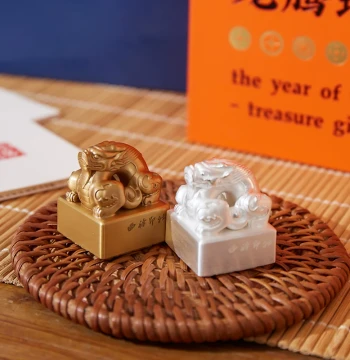 [Xiling Seal Art Society x China Post] Dragon Zodiac Stamp Brass Seal Full Moon Gift Dragon Soaring Auspicious Qi Silver Commemorative Album Set Seal Carving Gift Box Cultural Creative Birthday Gift Business Teacher School Opening
