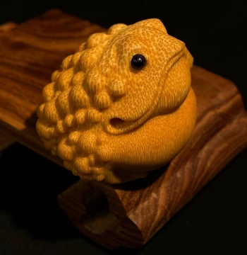 [Eagle-Beak Golden Toad] Solid Dragon Blood Golden Silk Bamboo Carved Palm Piece Wenwan Ornament, Wealth-Attracting Toad Gift