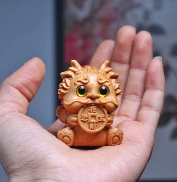 Thuja Wood Carved Gold-Swallowing Beast, Lucky Pixiu Hand Piece, Cartoon Cute Wealth-Attracting Ornament for Home and Office