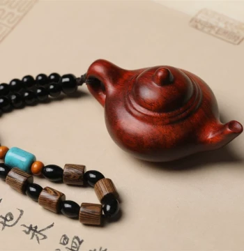 Miniature Wooden Teapot Handheld Ornament, Sandalwood Small Teapot Portable Literary Play Craft Pendant Accessory