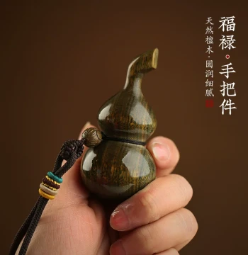 Natural Sandalwood Gourd Handheld Ornament, Green Sandalwood Portable Literary Play Creative Display Piece for Men and Women, Solid Wood Fidget Item and Car Hanging Accessory